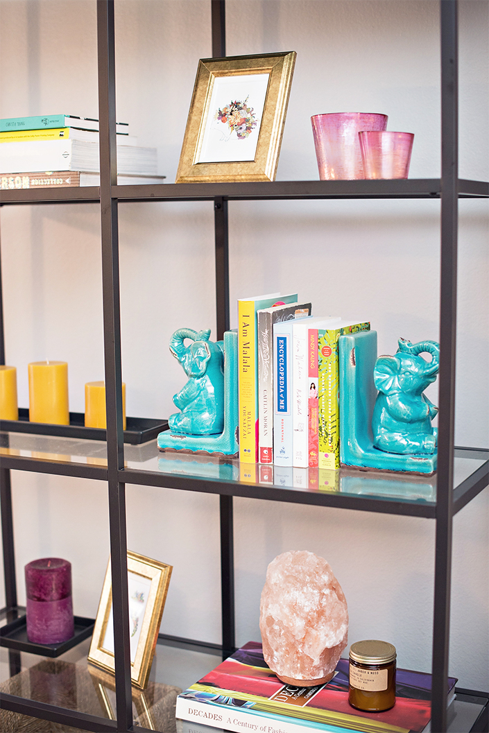 bookshelf-decor-detail-elephant-bookends